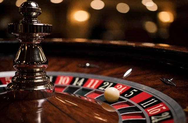 Detailaufnahme eines Roulette-Kessels mit wei&szlig;er Kugel im roten Fach - Live Casino Deutschland bei V.Vegas